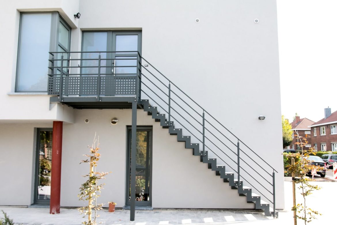 Escalier et terrasse extérieur 1