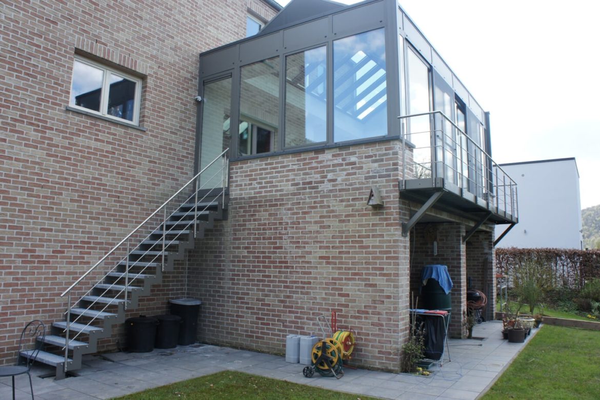 Escalier et terrasse extérieur