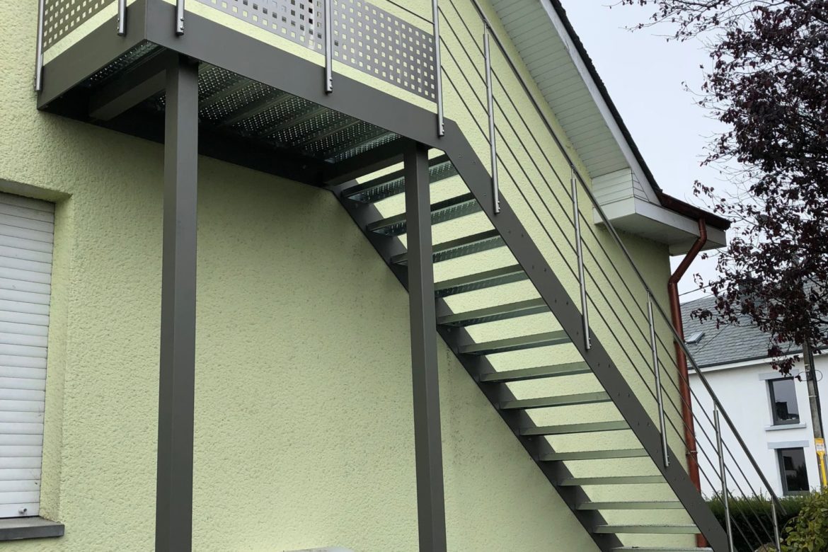 Escalier et terrasse extérieur en plat