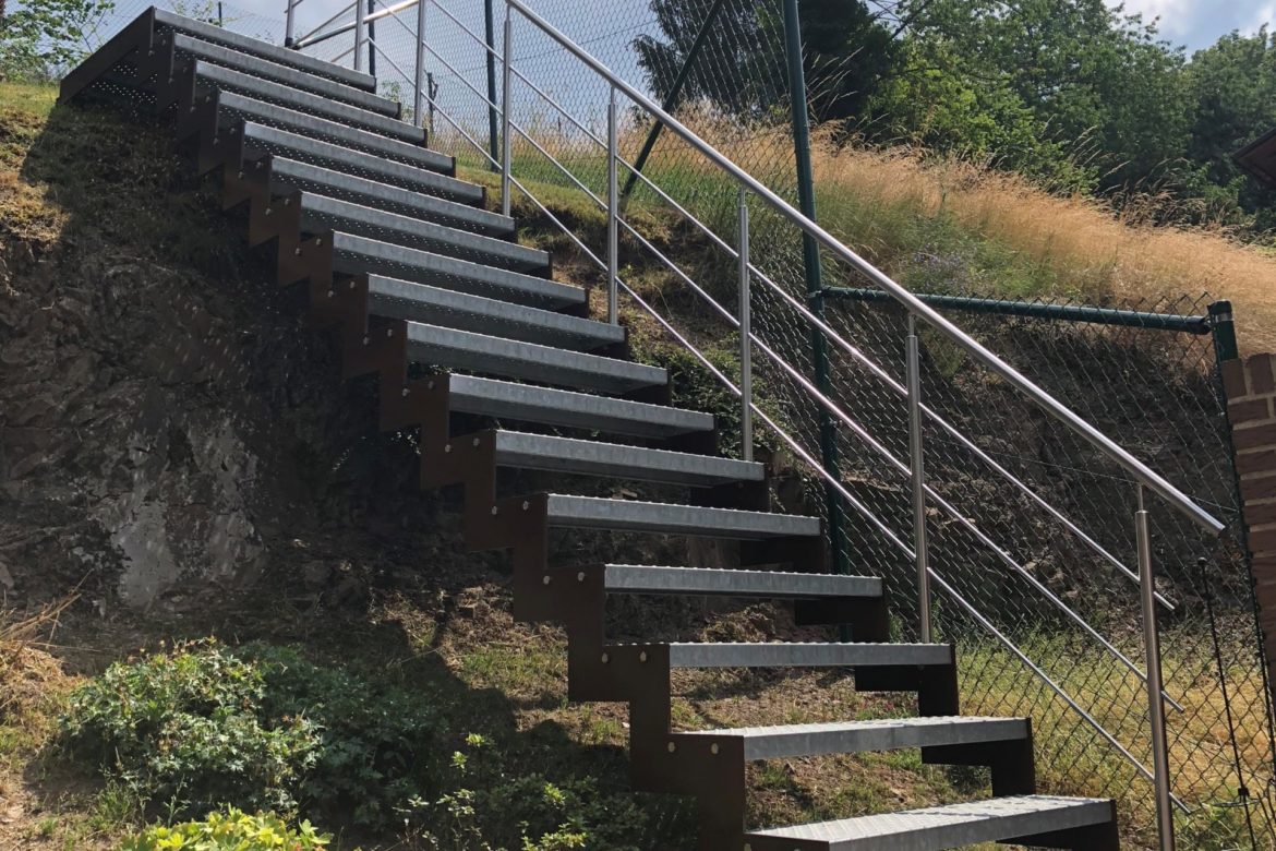 Escalier extérieur en crémaillère 1