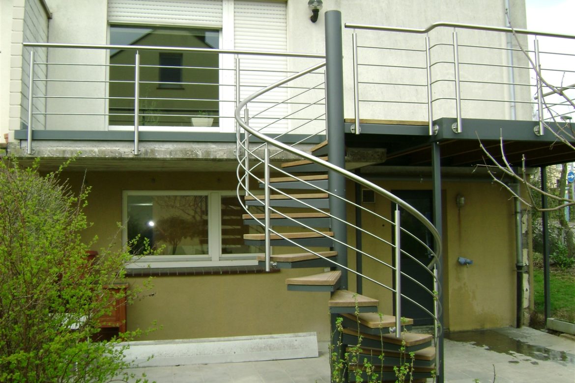 Escalier extérieur hélicoidal métallisé marche en bois 1