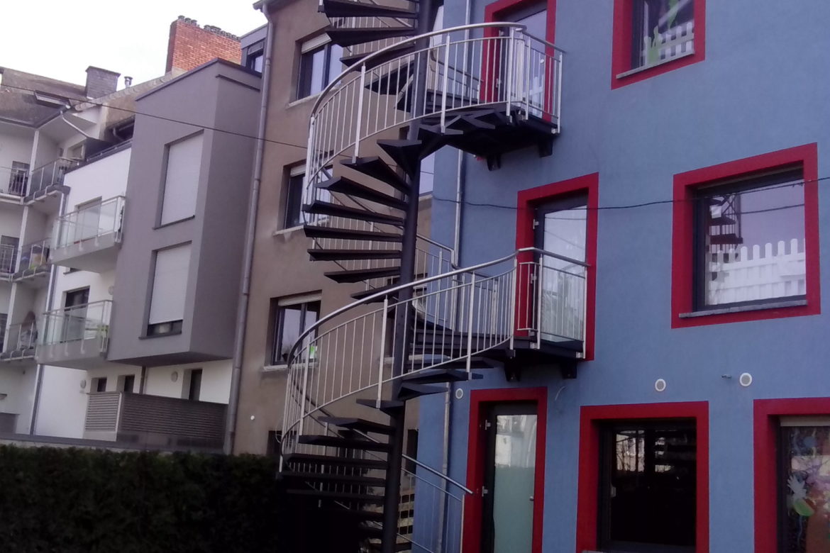 Escalier extérieur hélicoidal métallisé marche en tôle 1