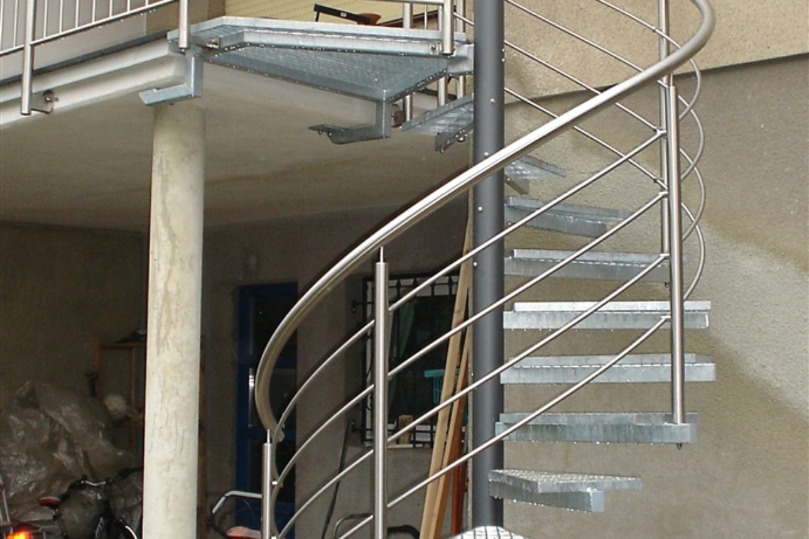Escalier hélicoidal extérieur en acier et galva 1