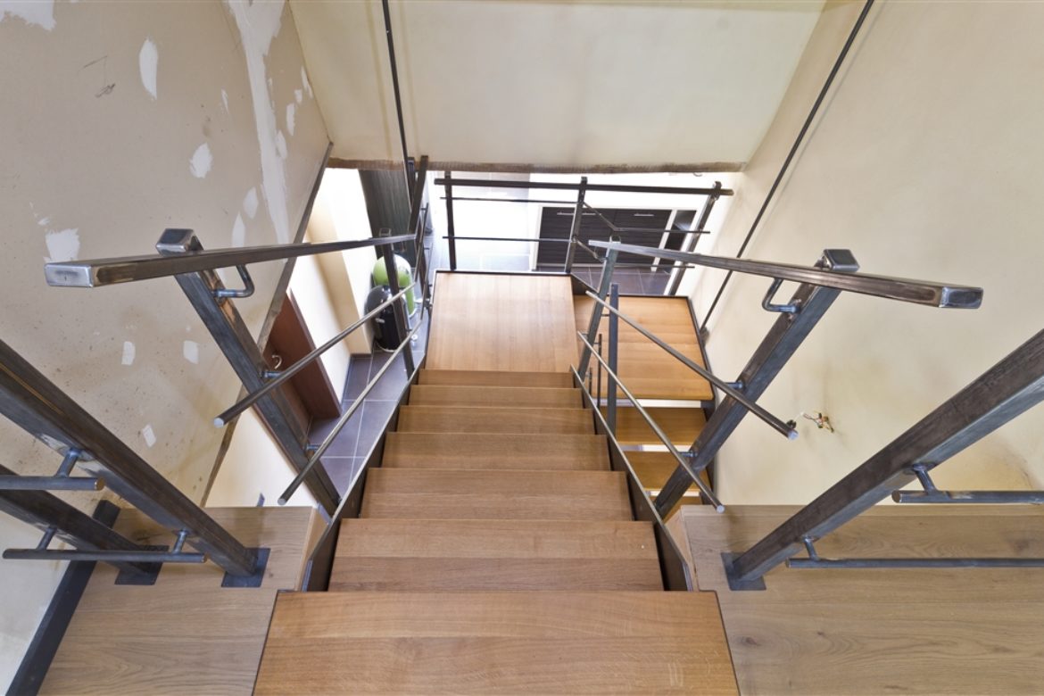 Escalier limon plat en acier brut marche en bois 1