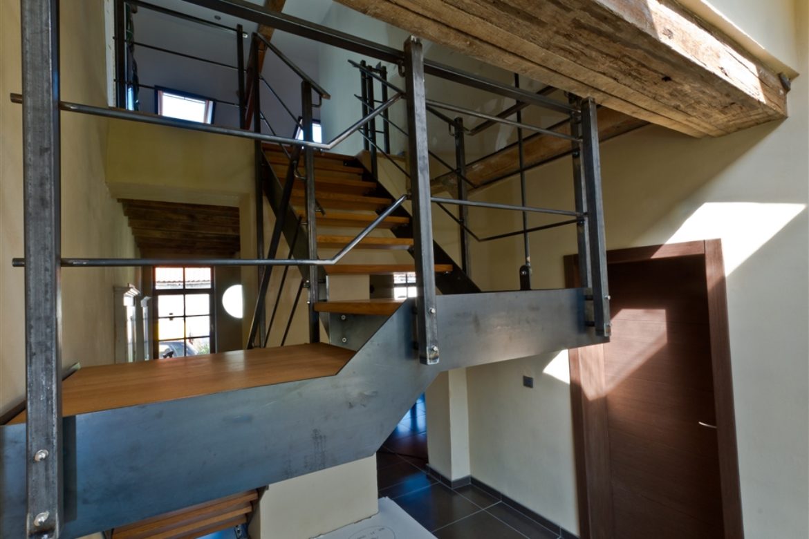 Escalier limon plat en acier brut marche en bois