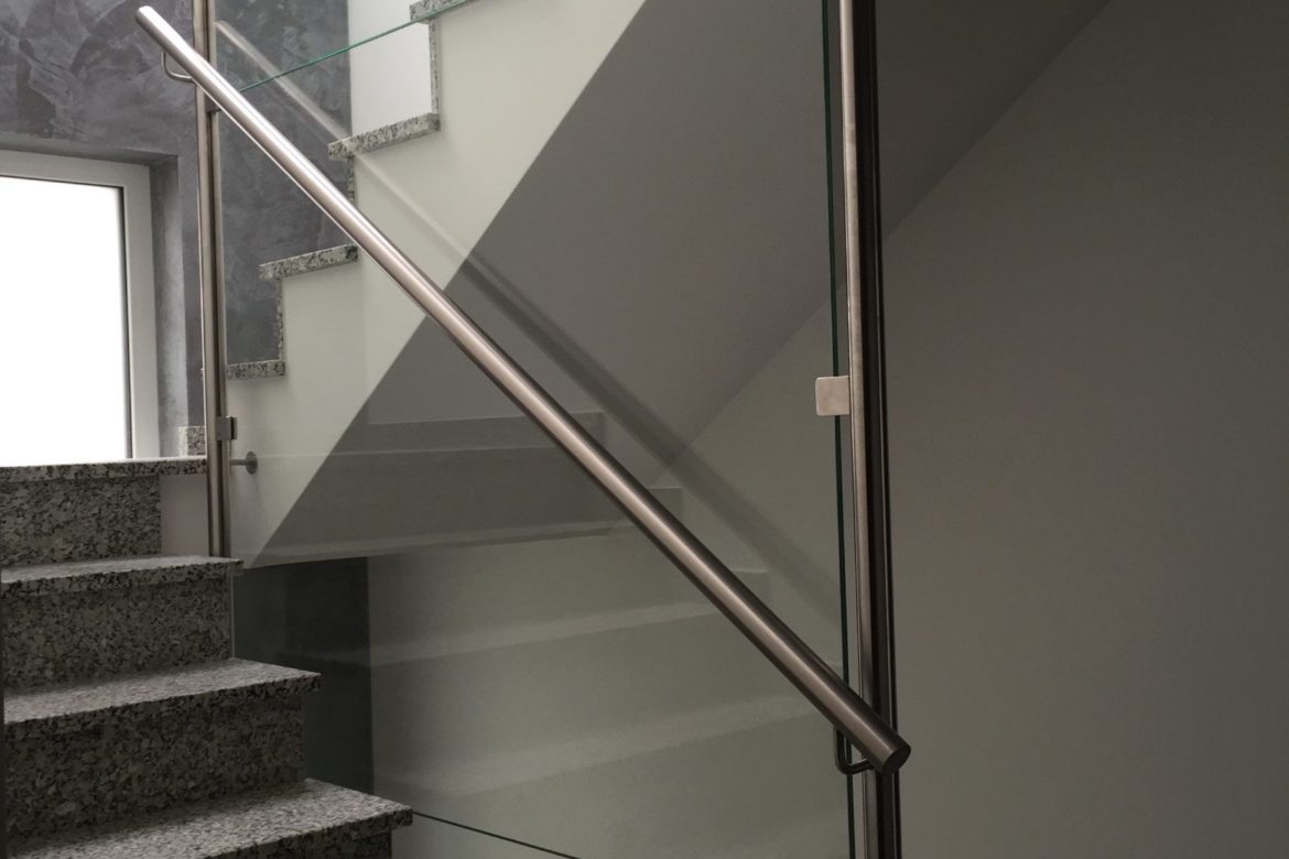 Garde corps inox et verre transparent séparation d'escalier